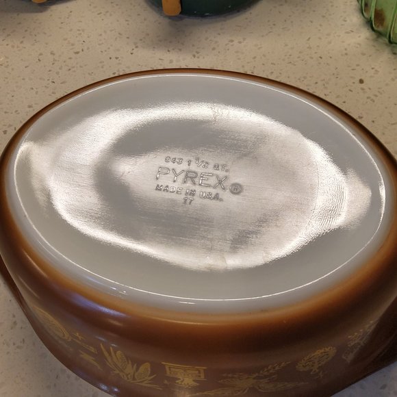 Pyrex Early American 1.5Qt Oval Bowl - Picture 6 of 7